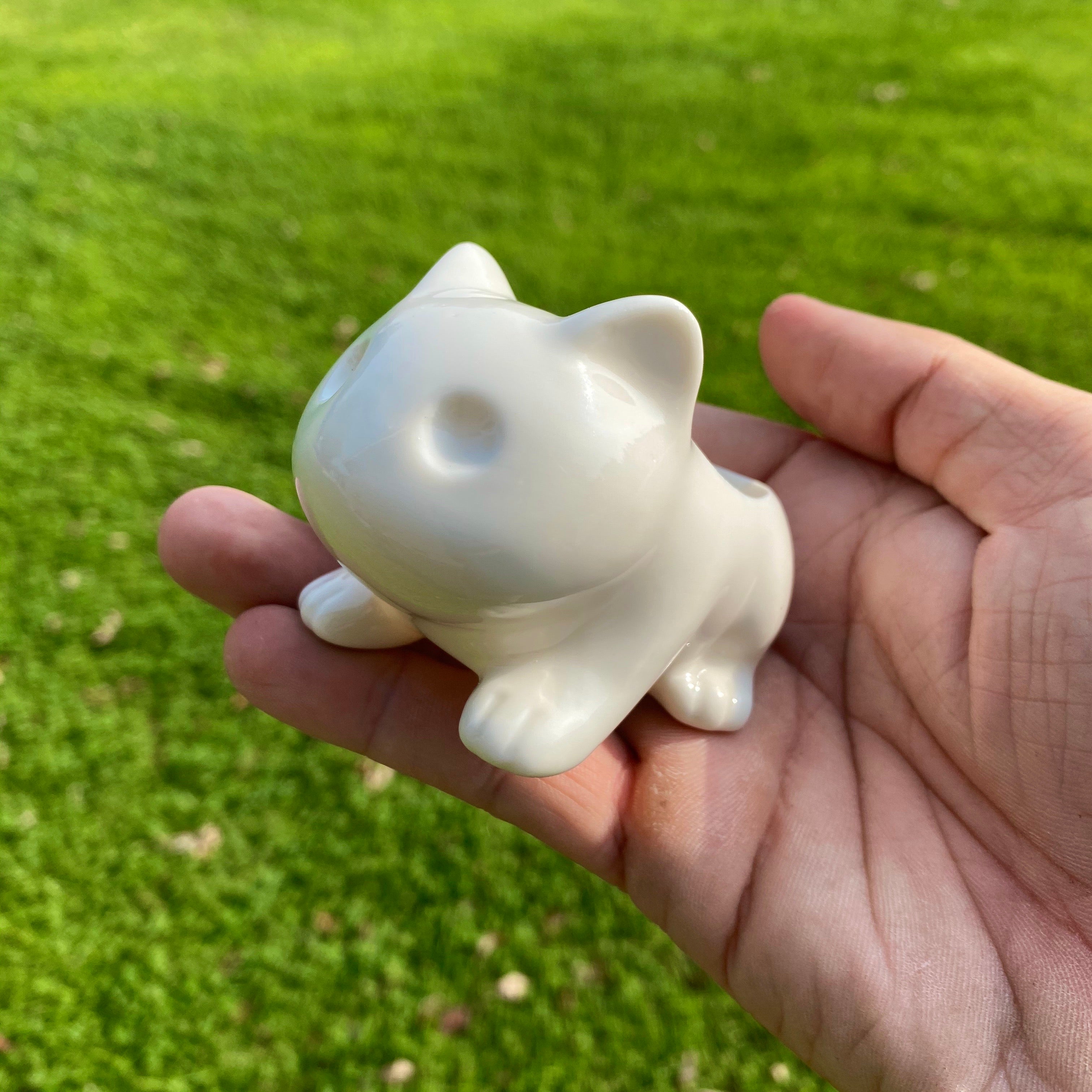 Bulb Dinosaur / Cat Planter <br> (Includes Drainage Hole For Non Air Plants)